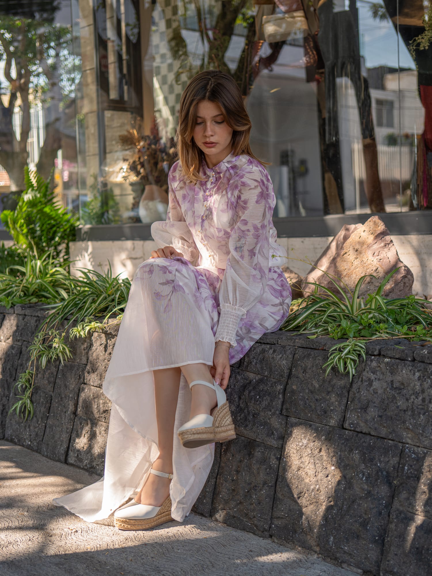 Imagen editorial romántica de moda exterior