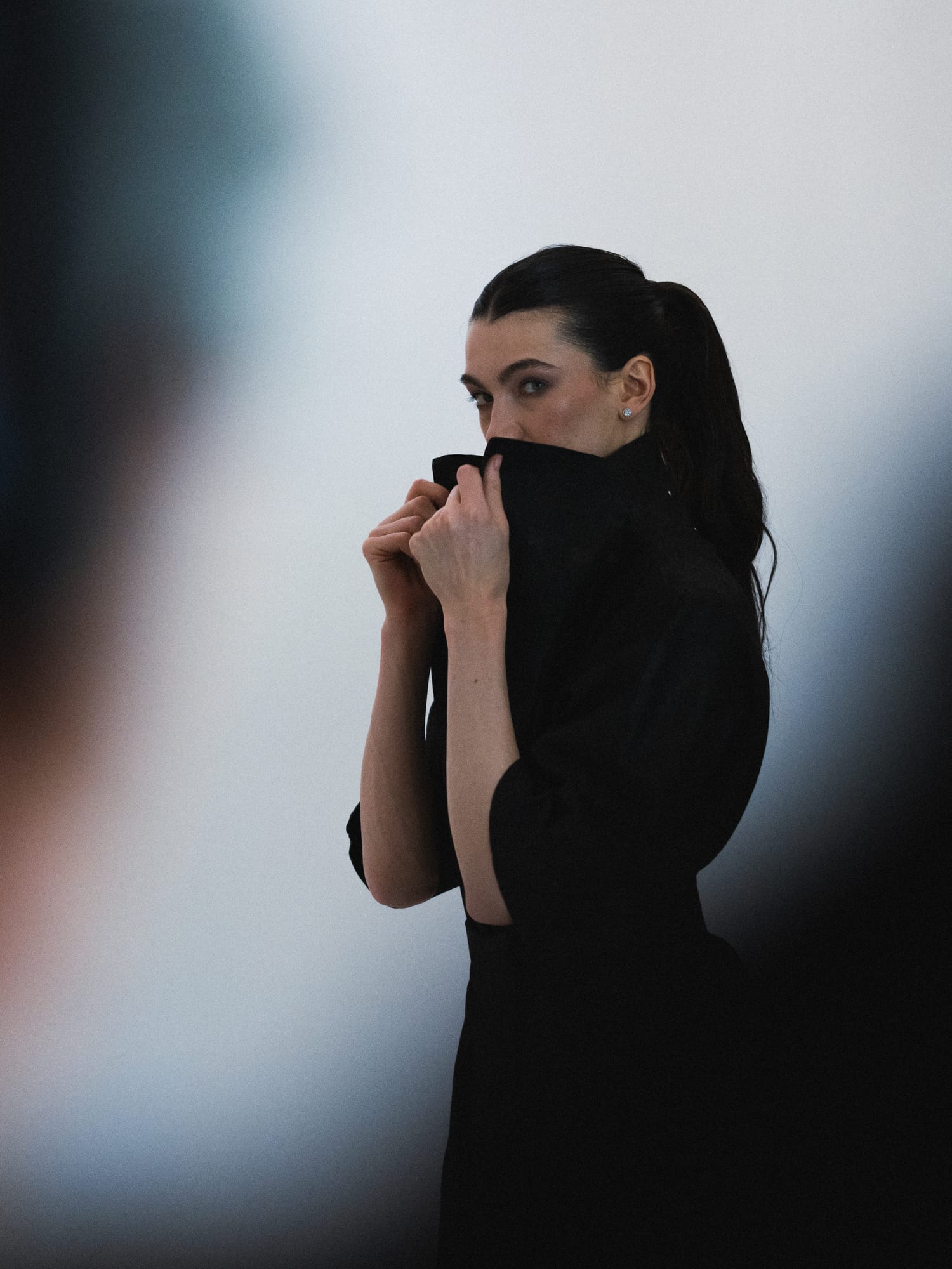 Retrato editorial high-fashion en negro